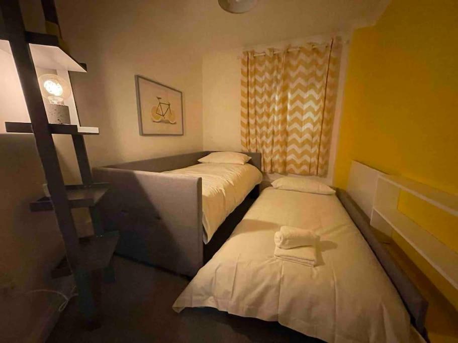 East Walls Apartment شيشستر المظهر الخارجي الصورة